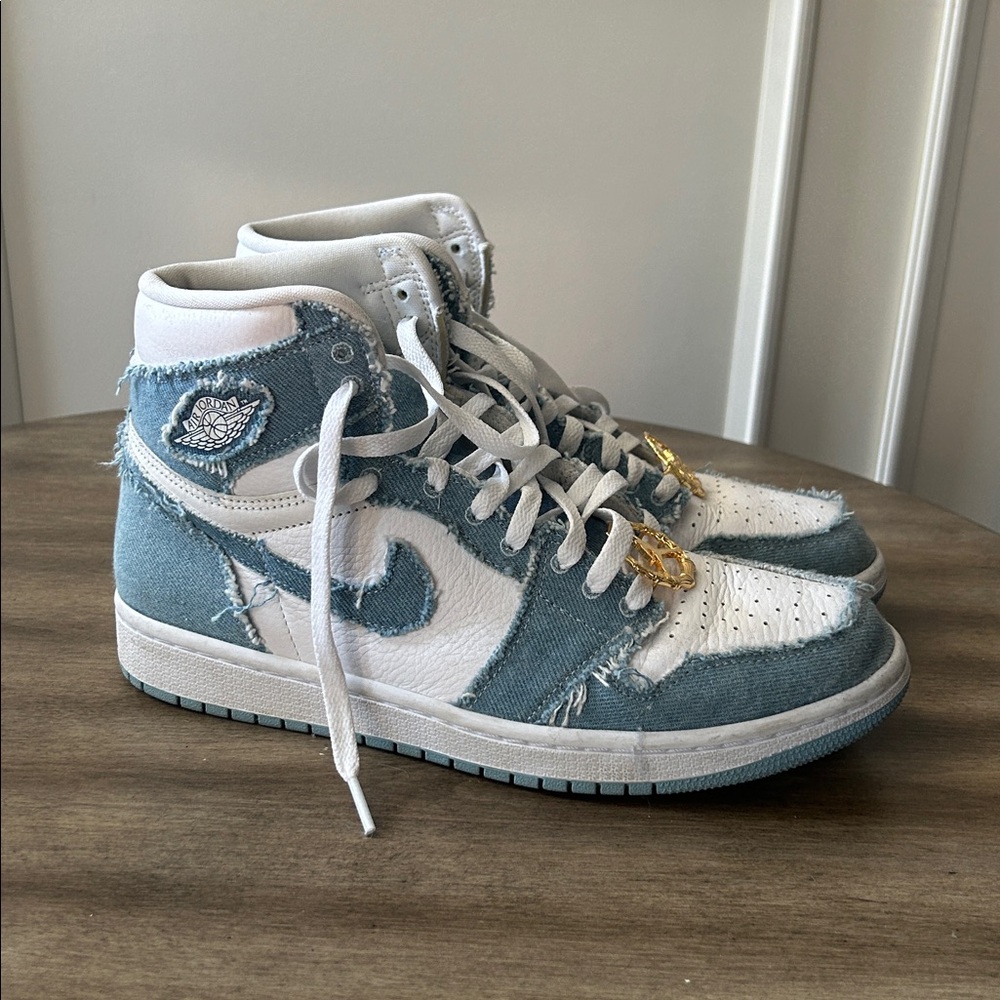 Wmns Air Jordan 1 Retro Hi OG DM9036 104
White / boarder blue size 10